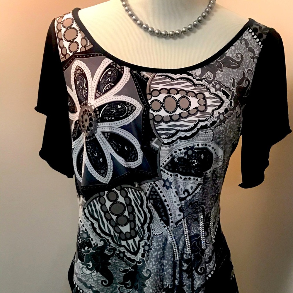 Beautiful top designed by Joseph Ribkoff